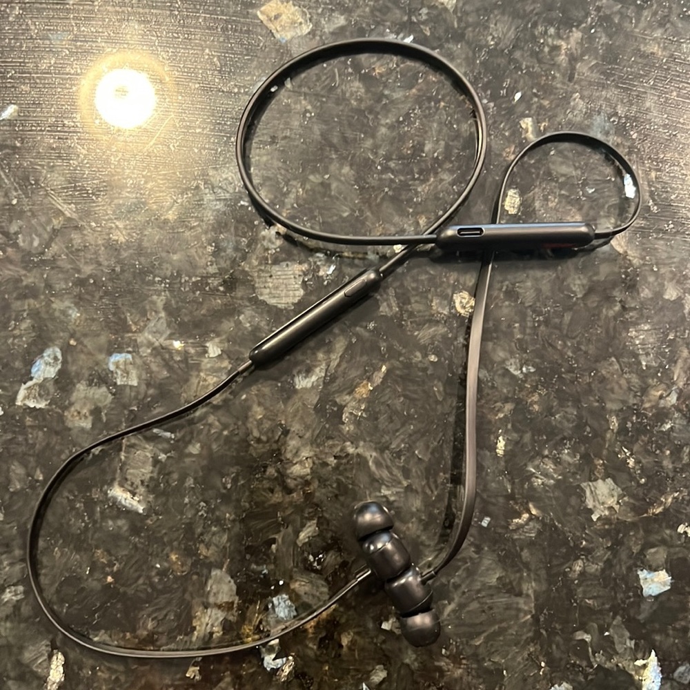 Black Beats By Dre Earbuds Like New no original case or charger.